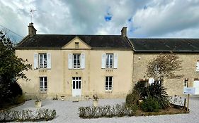 Les Chambres D'Omaha Beach Etablissement Avec Deux Chambres D'Hotes, Petit-Dejeuner Compris Fait-Maison Et Produits Locaux